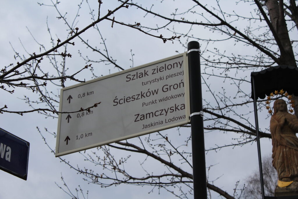 Zamczysko na Łysinie z psem – zdjęcie 2