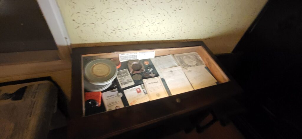Muzeum Pancerne w Kłaninie z psem – pojazd pancerny z bliska
