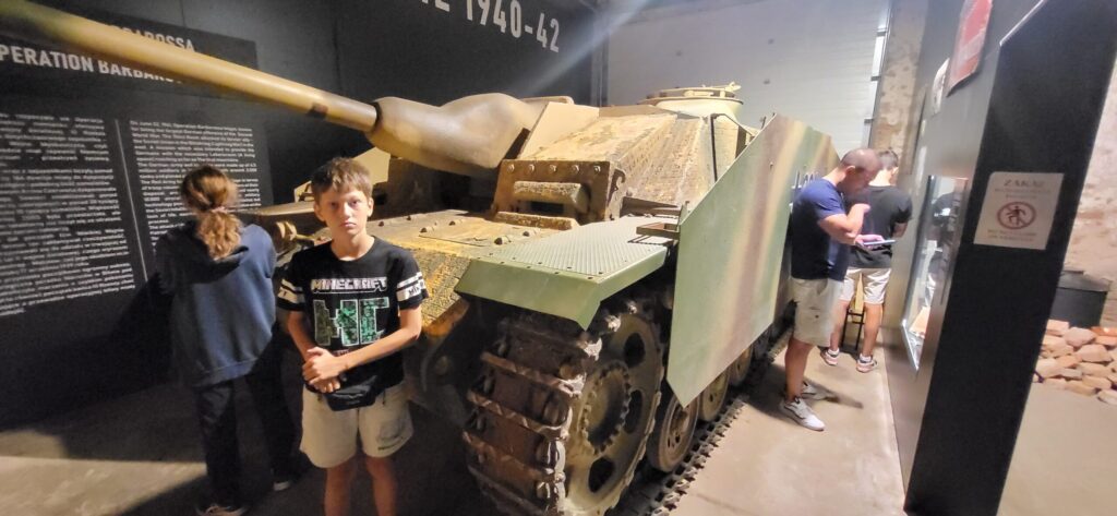 Muzeum Pancerne w Kłaninie z psem – zdjęcie 5