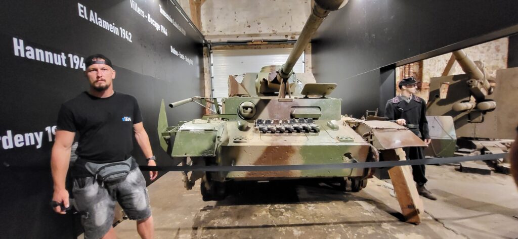 Muzeum Pancerne w Kłaninie z psem – ekspozycja militariów w Kłaninie