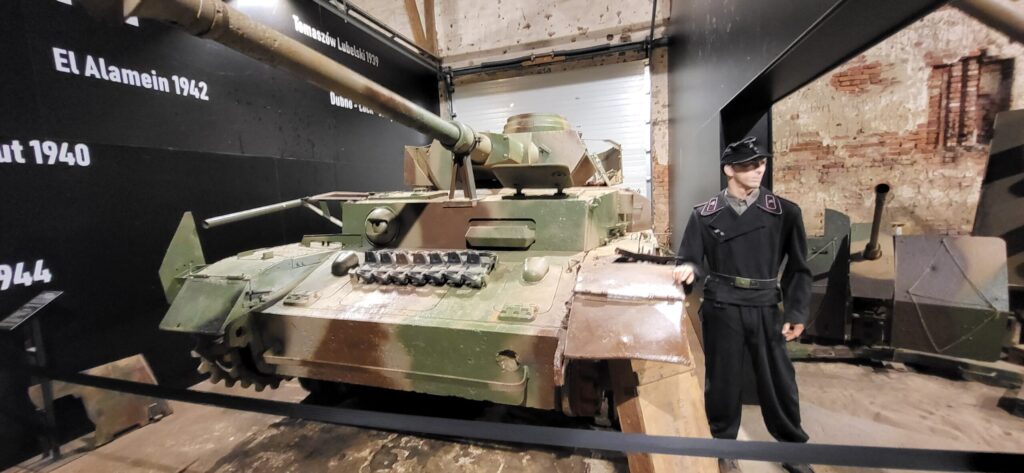 Muzeum Pancerne w Kłaninie z psem – historyczne czołgi na wystawie