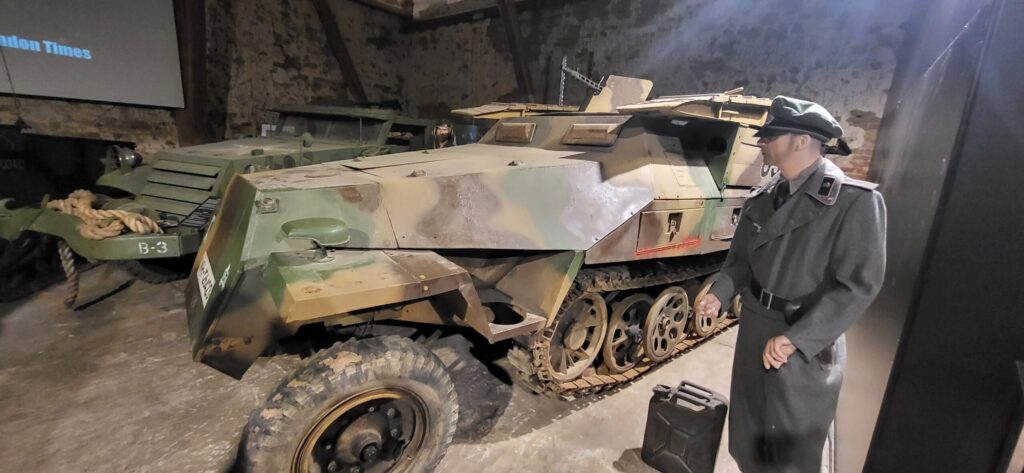 Muzeum Pancerne w Kłaninie z psem – pies zwiedza Muzeum Pancerne w Kłaninie