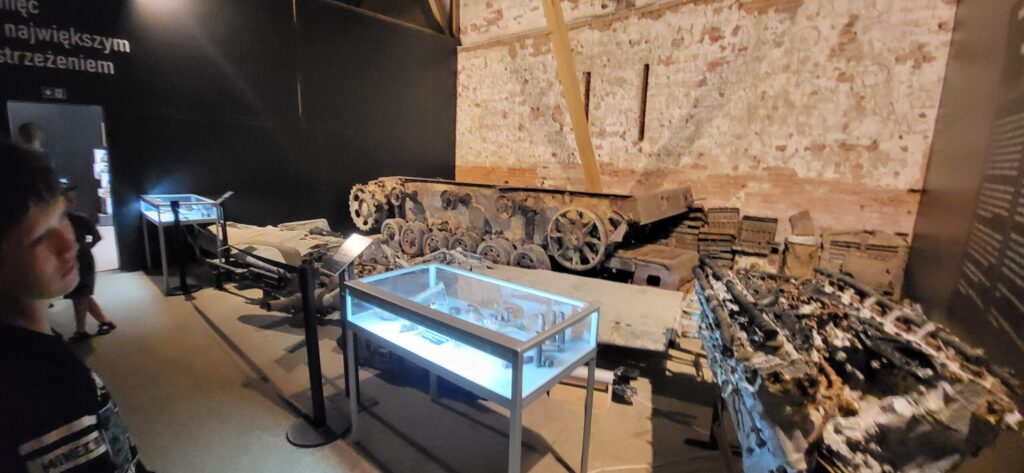Muzeum Pancerne w Kłaninie z psem – wnętrze ekspozycji muzeum pancernego