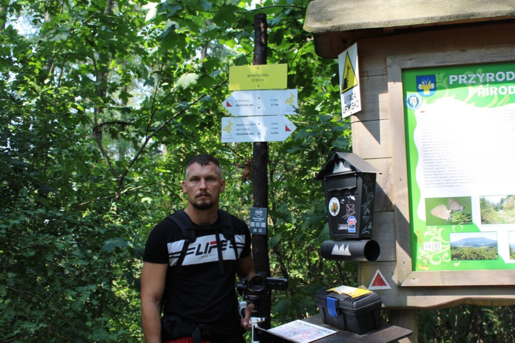 Wyrchgóra z psem – szczyt Wyrchgóra 519 m z tablicą