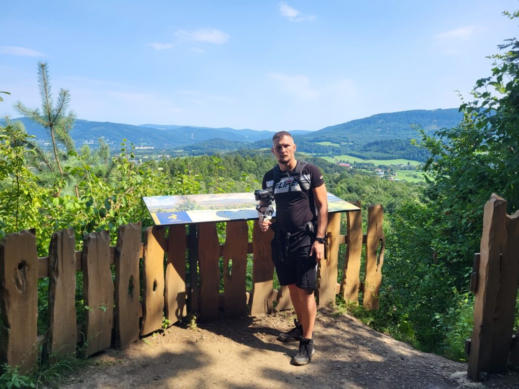 Wyrchgóra z psem – panorama Beskidu z punktu widokowego Wyrchgóra